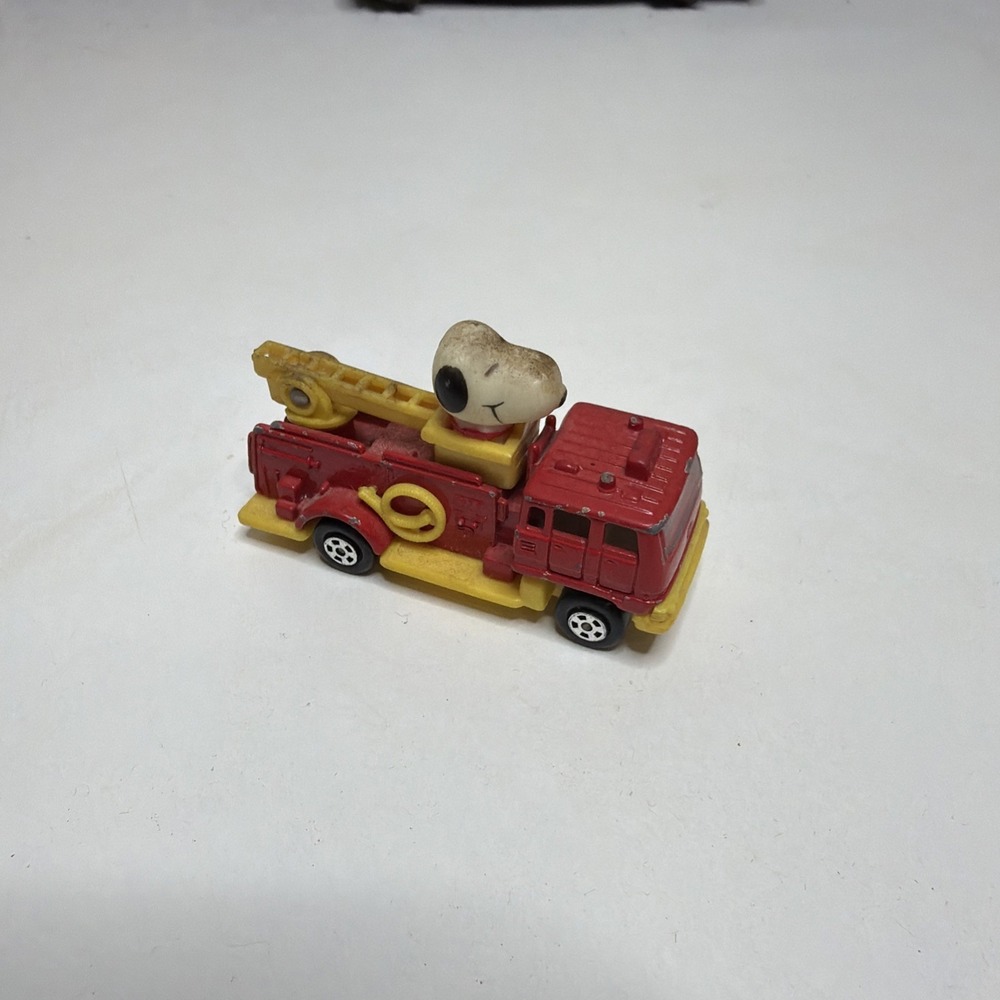 Vintage SNOOPY Mini Diecast Fire Truck Freewheeling Action Aviva 1966 Hong Kong